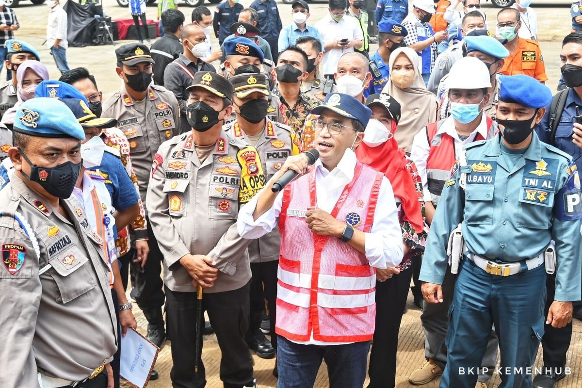 Menteri Perhubungan Budi Karya Sumadi saat meninjau Pelabuhan Panjang, Lampung dalam rangka mengecek kesiapan arus balik