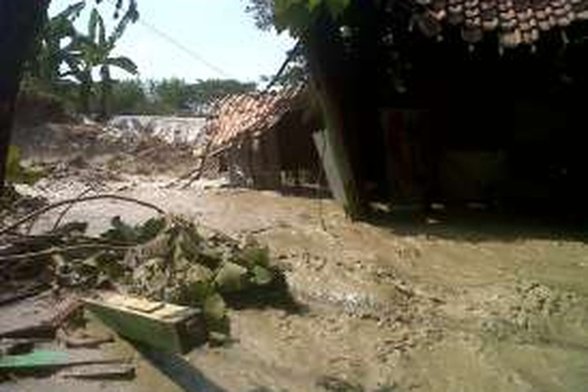 Sisa-sisa rumah milik Nurhadi di  Dukuh Ganud RT 08 RW 02 Desa Bakalrejo,Kecamatan Guntur , Demak, yang hanyut tergerus banjir  sungai  B1 Cabean, Minggu (3/7/2016)