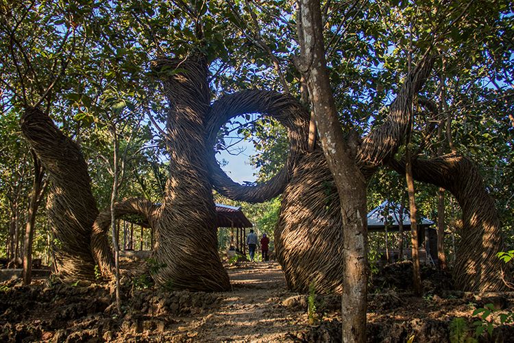 Salah satu ornamen yang Instagramable di Geoforest Watu Payung Turunan.