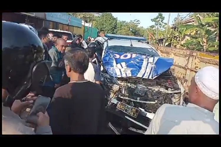 Mobil patwal Wabup Pangandaran ringsek usai terlibat kecelakaan di Sumur Bandung, Kecamatan Cijeungjing, Kabupaten Ciamis, Jawa Barat, Selasa (30/5/2023) sore.