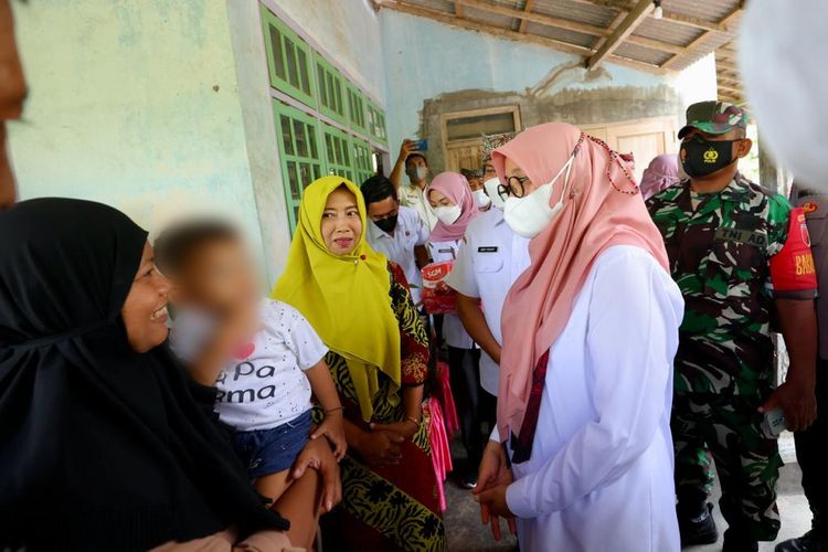 Bupati Banyuwangi Ipuk Fiestiandani meninjau penanganan stunting di desa yang dilakukan di sela-sela program Bupati Ngantor di Desa (Bunga Desa) di Desa Wringin Putih, Rabu (30/11/2022).
