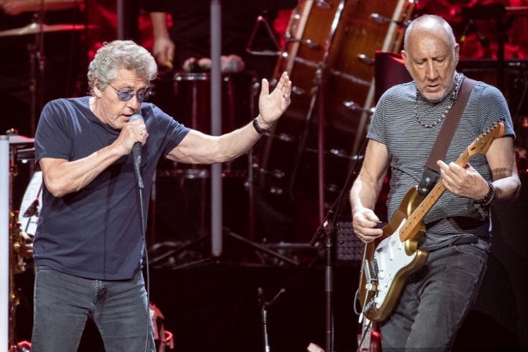 Roger Daltrey (kiri) and Pete Townshend dari band asal Inggris The Who tampil di Toyota Center pada konser The Who, Moving On!, di Houston, Texas, pada 25 September 2019.