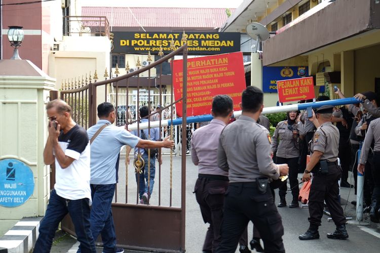Polisi berjaga pascabom bunuh diri di Mapolrestabes Medan, Sumut, Rabu (13/11/2019). ANTARA FOTO/Irsan Mulyadi/aww.