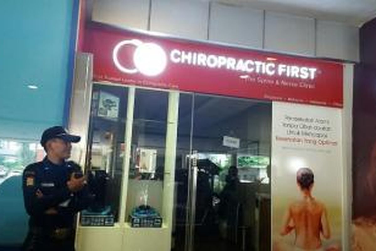 Seorang petugas keamanan melakukan penjagaan di Klinik Chiropractic First yang berada di Mal Pondok Indah 1, Jakarta Selatan pada Kamis (7/1/2016).