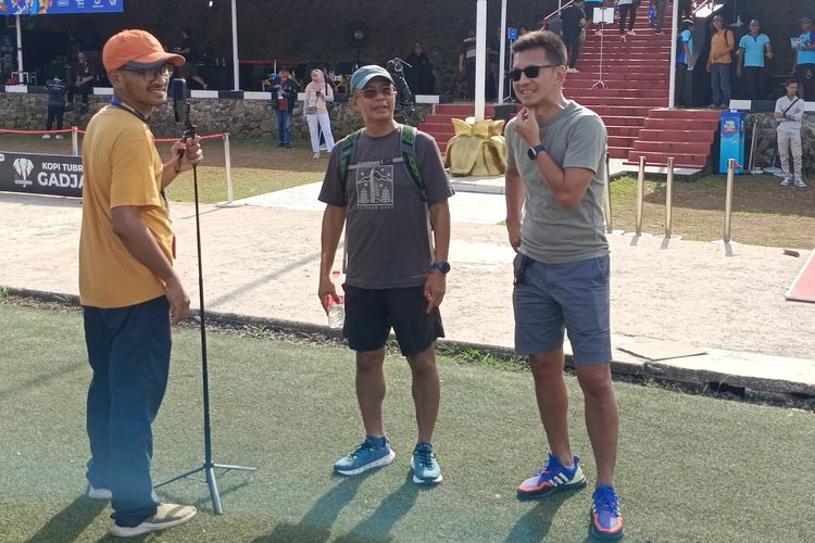 Program Director MilkLife Soccer Challenge, Teddy Tjahjono (kanan) memantau jalannya Seri 2 Jakarta di Kingkong Soccer Arena, Cijantung, Minggu (15/2/2026).