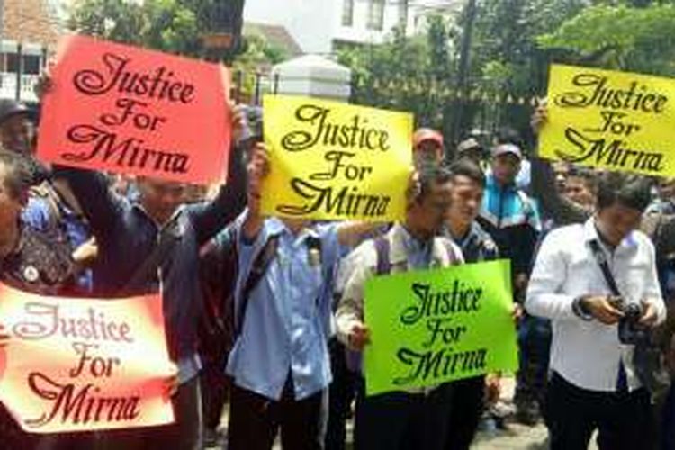 Puluhan karyawan perusahaan milik ayah Wayan Mirna Salihin, Edi Dermawan Salihin, tampak hadir di Pengadilan Negeri Jakarta Pusat, Kamis (27/10/2016).