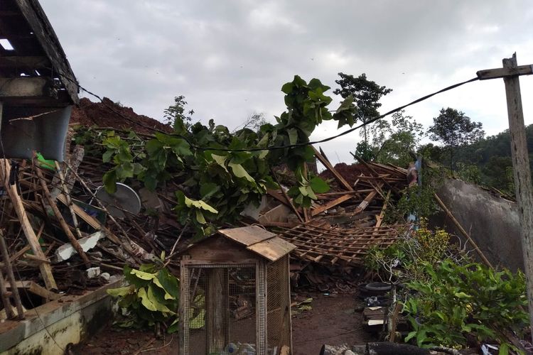 Kondisi salah satu rumah warga yang tertimbun longsor di Dusun Selopuro, Desa Ngetos, Kecamatan Ngetos, Nganjuk, Jawa Timur, Senin (15/2/2021).