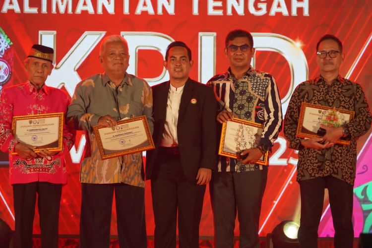 Kadiskominfosantik Kalteng Agus Siswadi  menerima anugerah tokoh penyiaran di KPID Kalteng Award atas dedikasinya dalam dunia penyiaran.