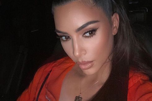 Kim Kardashian Pamer Kalung Emas Bertuliskan Isi Pesan dari Suami