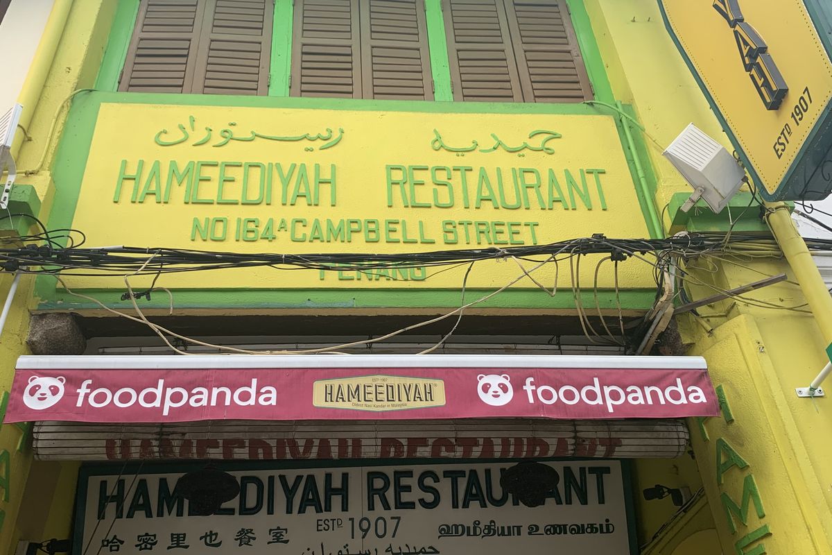 Tampak depan Restoran Hameediyah, Penang, Malaysia. Ruko ini merupakan tempat memesan lauk nasi kandar.