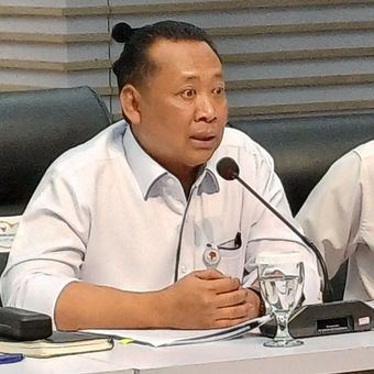 Wakil Ketua KPK, Fitroh Rohcahyanto, dalam jumpa pers di Gedung KPK Merah Putih, Jakarta Selatan, Senin (22/12/2025).