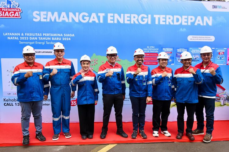 Wamen BUMN Kartika Wirjoatmodjo bersama Direktur Utama PT Pertamina Nicke Widyawati meninjau kesiapan Integrated Terminal Jakarta (ITJ) di Plumpang, Tanjung Priok dalam rangka mengamankan penyaluran energi.
