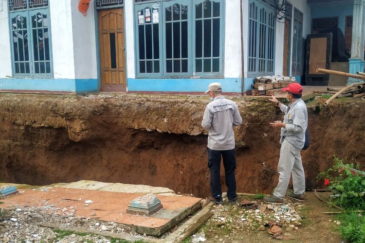 Tim PVMBG-Badan Geologi menyelidiki bencana tanah bergerak di Dusun Ciheranng, Desa Cijangkar, Nyalindung, Sukabumi, Jawa Barat, Minggu (14/2/2021).