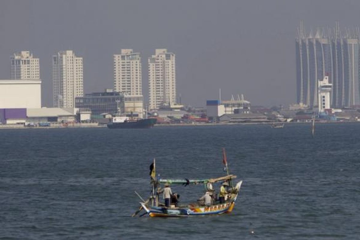 Reklamasi pantai utara Jakarta dinilai pegiat lingkungan hidup akan merusak ekosistem dan menurunkan kualitas lingkungan hidup di sekitarnya. Selain itu, berpotensi menimbulkan banjir dan rob.