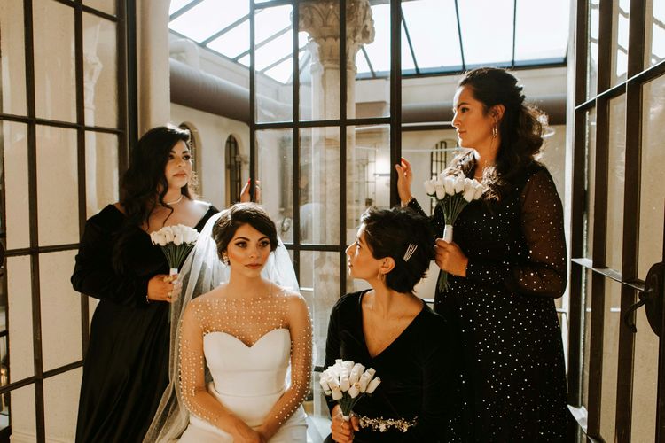 Apa saja yang harus diperhatikan sebelum menentukan wedding stylist? Berikut beberapa tips memilih wedding stylist yang bisa jadi pertimbangan.