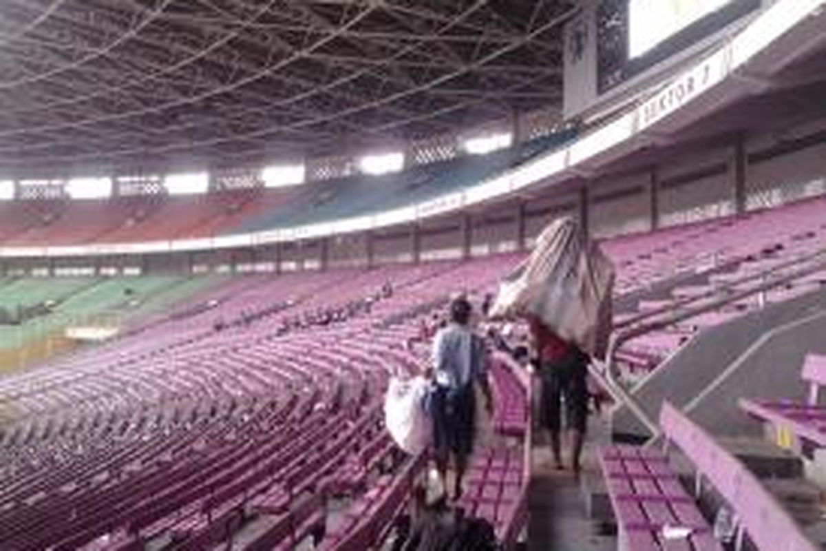 Para pemulung memungut sampah bekas makanan dan minuman sesuai kampanye Partai Gerindra di Stadion Gelora Bung Karno, Minggu (23/3/2014).