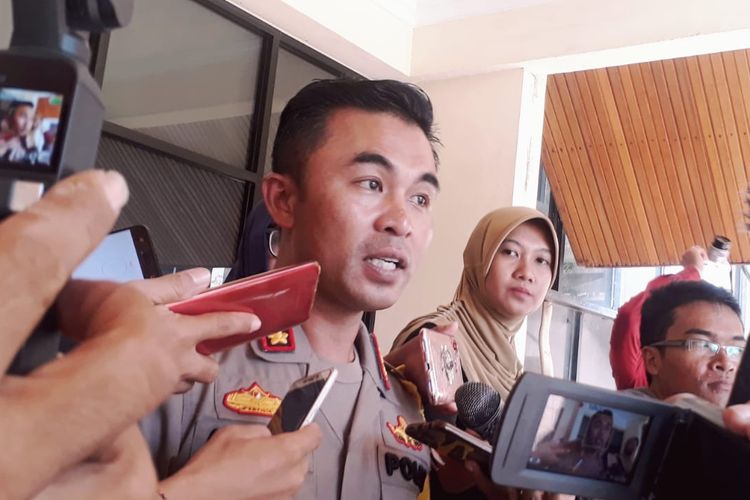 Kapolresta Pontianak Kombes Pol Anwar Nasir menjawab pertanyaan sejumlah wartawan terkait P21 berkas perkara pengeroyokan siswi SMP, Senin (15/4/2019)