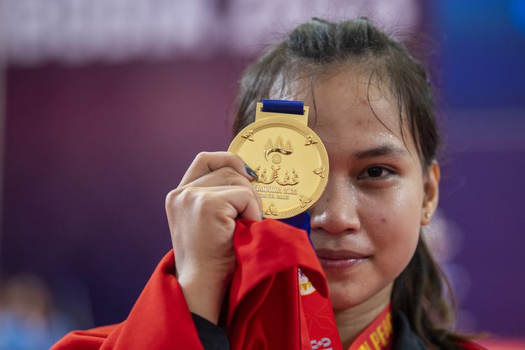 Atlet angkat besi Indonesia Juliana Klarisa menunjukan medali emas usai upacara penghargaan pemenang pada perlombaan kelas 55 kilogram putri SEA Games 2023 di Taekwondo Hall, Olympic Complex, Phnom Penh, Kamboja, Minggu (14/5/2023). Juliana Klarisa berhasil meraih medali emas dengan total angkatan 186 kilogram dari angkatan terbaiknya di Snatch 81 kilogram sedangkan di Clean and Jerk 105 kilogram. ANTARA FOTO/M Agung Rajasa/foc.