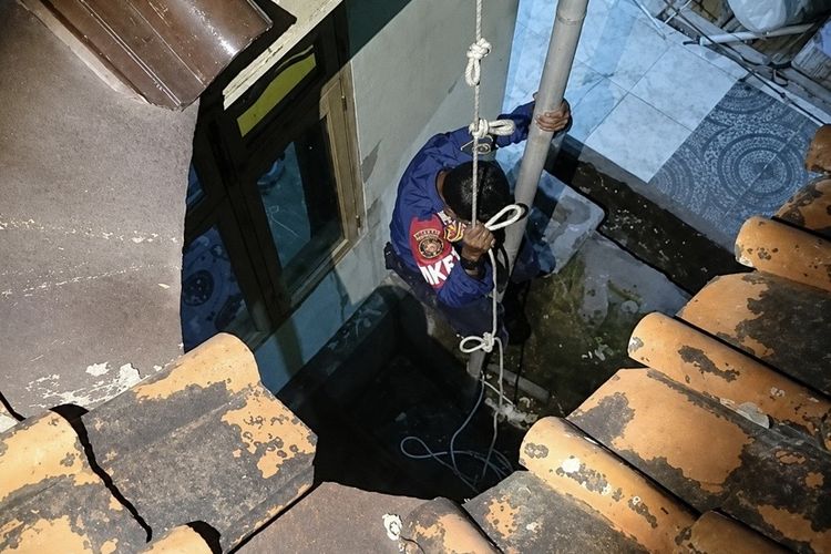 Aksi Petugas Damkar Indramayu Turun dari Atap 7 Meter, Buka Ruko yang Terkunci