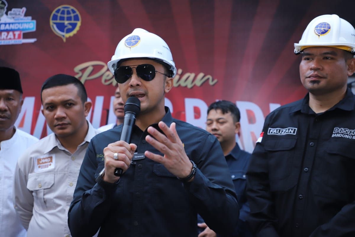 Bupati Bandung Barat Hengky Kurniawan penuhi janji politik ?Bandung Barat Caang? dengan memasang penerangan jalan umum (PJU) sebanyak ribuan titik di Jalan Raya Bandung Barat.
