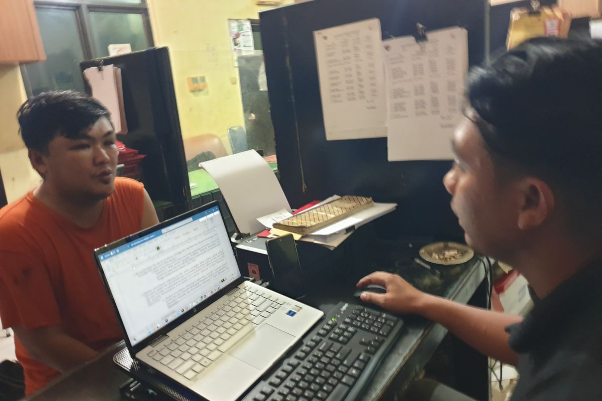 Kelvin Syahputra (31) diperiksa di Polsek Medan Timur pada Kamis (3/7/2025) karena mencuri ponsel keluarga pasien di Rumah Sakit Murni Teguh.