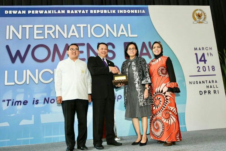 Ketua DPR Bambang Soesatyo dan Wakil Ketua DPR Fadli Zon menyerahkan penghargaan kepada Presiden Jokowi melalui Menteri Keuangan Sri Mulyani di International Womens Day