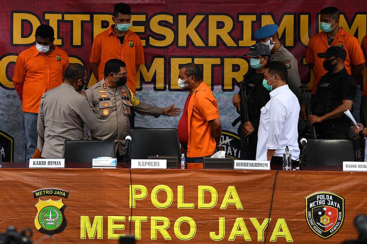 Kapolda Metro Jaya Irjen Pol Nana Sudjana (kedua kiri) didampingi Kabid Humas Kombes Pol Yusri Yunus (kiri) dan Dirreskrimum Kombes Pol Tubagus Ade Hidayat (kanan) bertanya kepada tersangka kasus kejahatan John Kei (kedua kanan) di Polda Metro Jaya, Jakarta, Senin (22/6/2020). Tim gabungan Polda Metro Jaya berhasil menangkap 30 orang yakni John Kei beserta anggota kelompoknya dalam kasus pengeroyokan, pembunuhan dan kekerasan di kawasan Duri Kosambi, Jakarta Barat dan Perumahan Green Lake City, Kota Tangerang, Banten pada Minggu 21 Juni 2020.