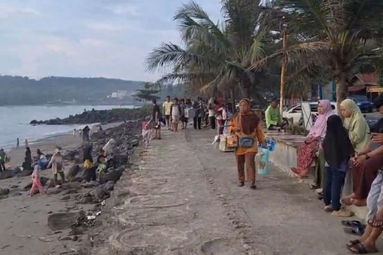 Wisatawan dan pedagang tetap beraktivitas normal di Pantai timur Pangandaran, Kamis (23/12/2023) pagi gempa mengguncang Pangandaran dan sekitarnya