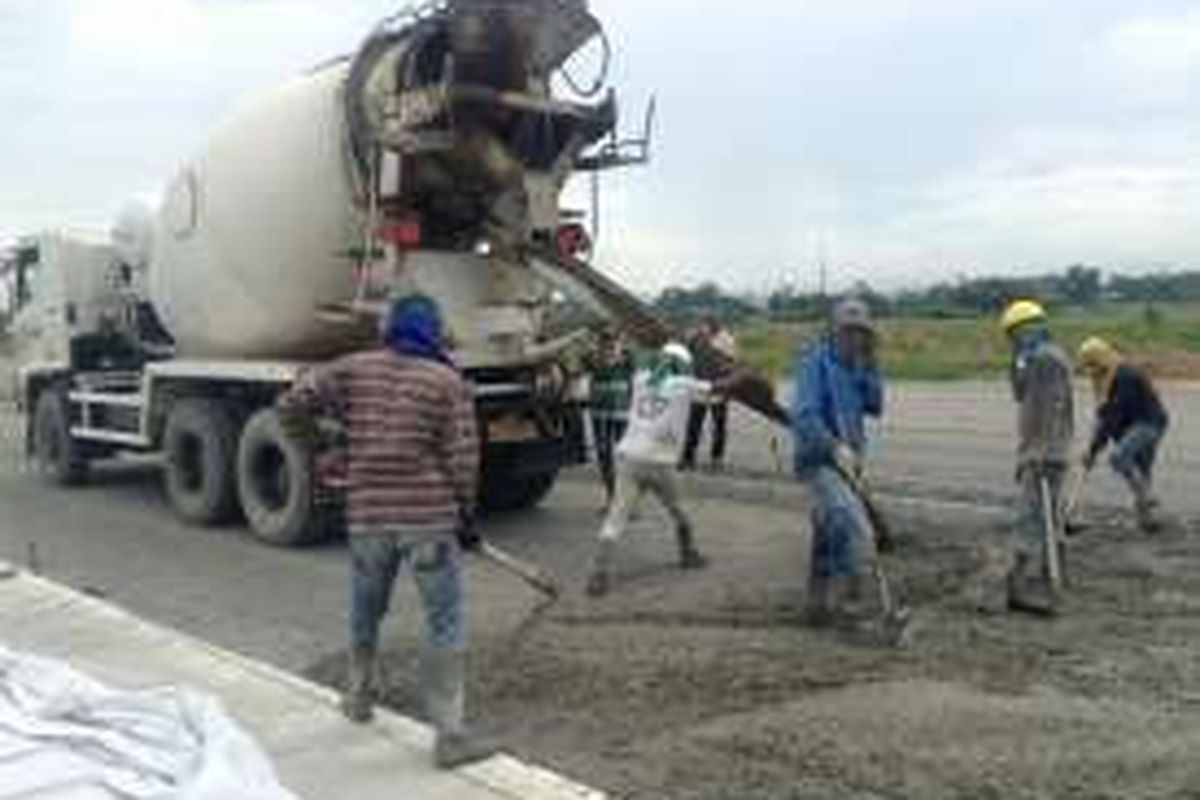 Pembangunan ruas jalan tol Medan-Kualanamu. Gambar diambil Senin (29/2/2016).