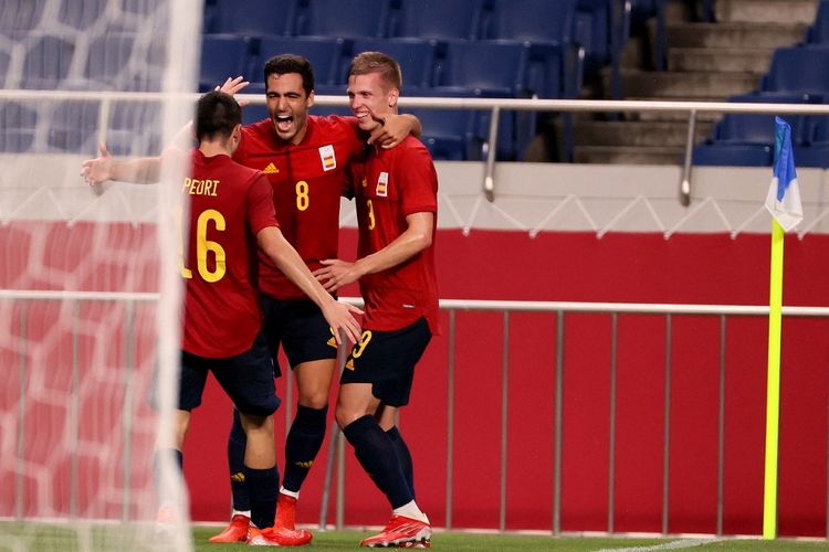 Gelandang timnas Spanyol, Mikel Merino (tengah), merayakan golnya bersama Pedri (kiri) dan Dani Olmo (kanan), dalam pertandingan melawan Argentina pada laga pamungkas Grup C Olimpiade Tokyo 2020 di Saitama Stadium, Rabu (28/7/2021). 