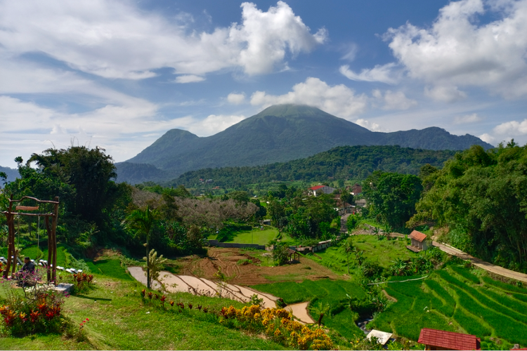 Pemandangan dari Kendhi Pitoe Park, salah satu tempat wisata di Trawas, Mojokerto. 