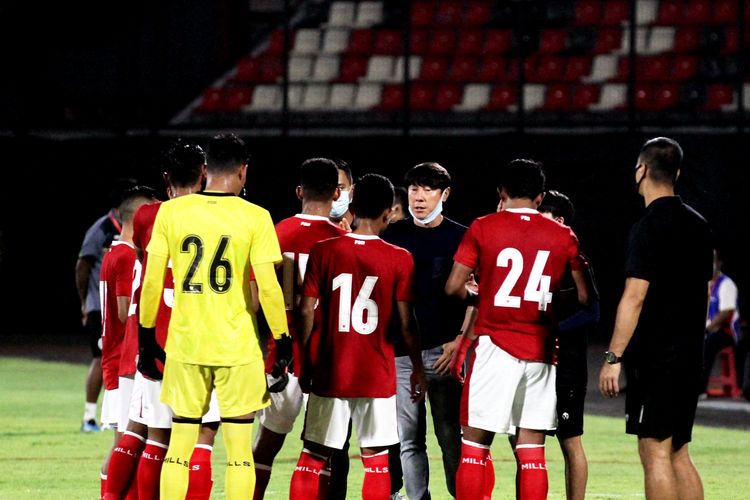 Pelatih Timnas Indonesia, Shin Tae-yong berdiskusi dengan pemain jelang kickoff melawan Timor Leste saat ujicoba dalam rangka FIFA Matchday yang berakhir dengan skor 4-1 di Stadion Kapten I Wayan Dipta Gianyar, Kamis (27/1/2022) malam.