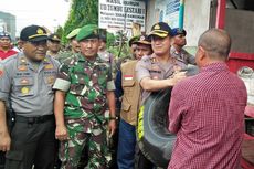 Hadapi Ancaman Banjir, Aparat Bagi Pelampung hingga Buat Jalur Evakuasi 