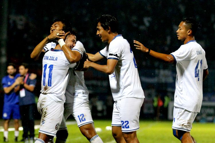 Pemain Arema FC Gian Zola seusai menjebol Persikabo 1973 saat pertandingan terakhir babak penyisihan Grup D Piala Presiden 2022 yang berakhir dengan skor 0-1 di Stadion Kanjuruhan Kepanjen, Kabupaten Malang, Minggu (19/6/2022) malam.