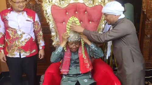 Mahfud MD Terima Mahkota dari Ustad Ujang Bustomi di Cirebon
