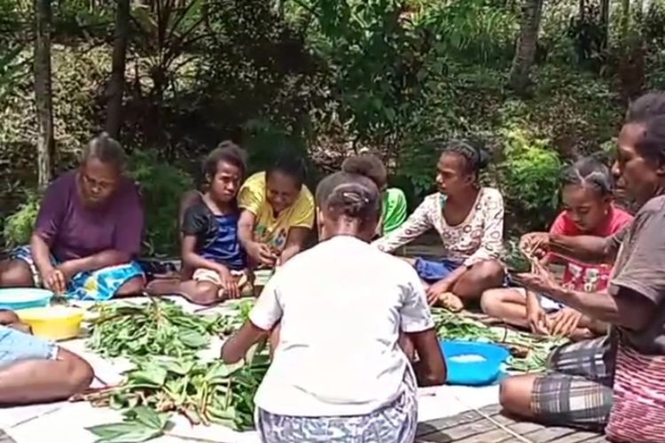 Anak-anak di Rumah Baca Yangsu, Distrik Kemtuk Gresi, Kabupaten Jayapura, Papua, saat menyiapkan sayur gedi dan sagu sebelum membuat gedi gulung.