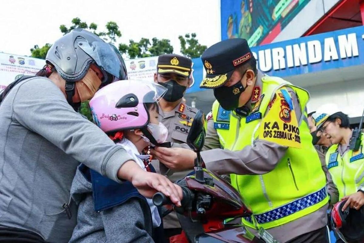 Kapolda Riau Irjen Muhammad membagikan helm gratis kepada pengendara sepeda motor pada operasi keselamatan berlalulintas beberapa waktu lalu.