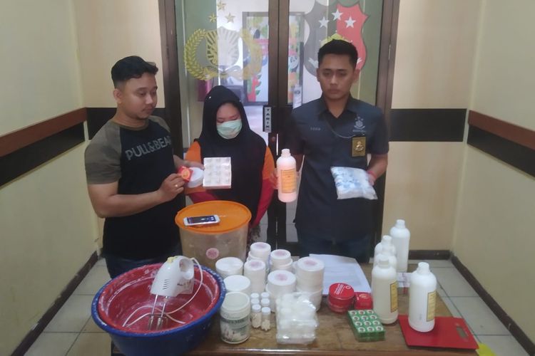 Industri Komestik Oplosan Dibongkar Polisi Ini Cara Tersangka Mengoplos Halaman All Kompas Com