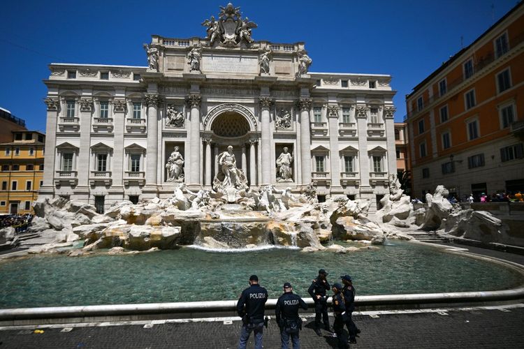 Air di Kolam Trevi Fountain di Roma Berubah Jadi Hitam, Ini Sebabnya
