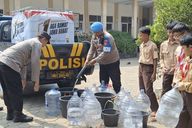 Sumur Sekolah Mengering Hampir 3 Bulan, Siswa SD di Purwakarta Andalkan Air Masjid   