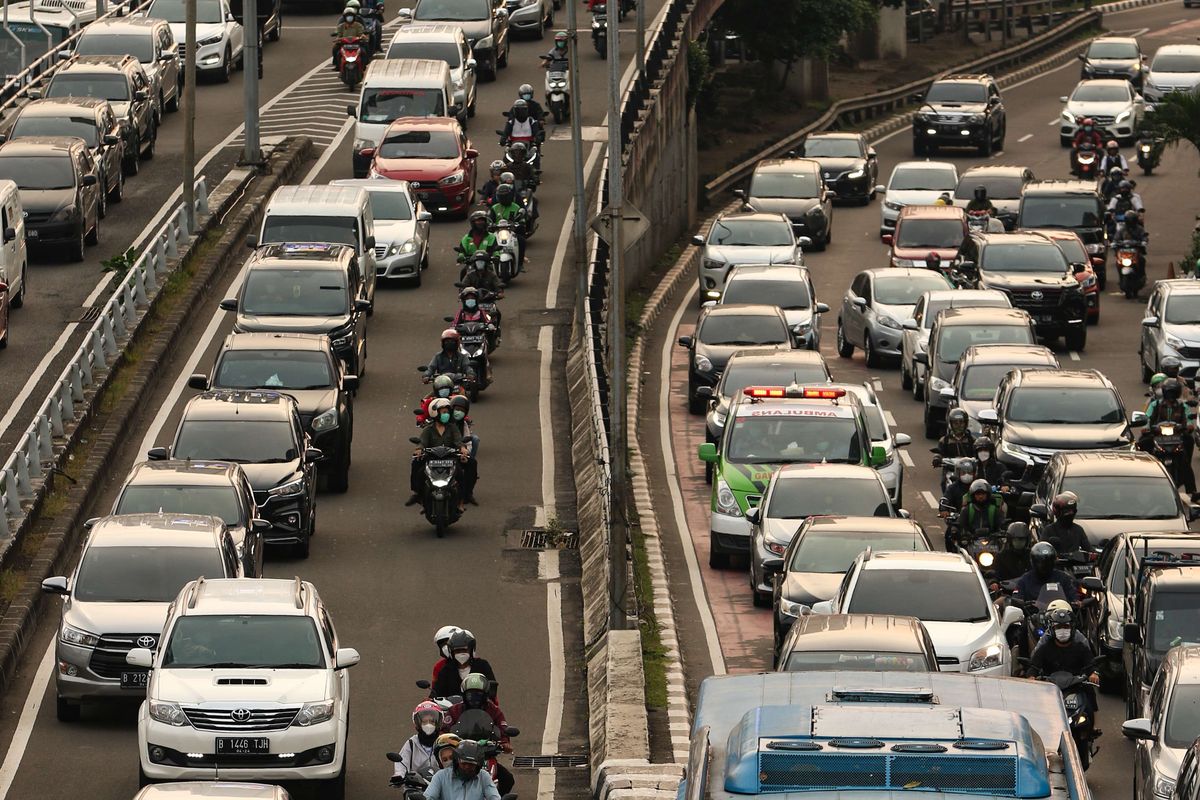 Suasana lalu lintas di ruas Jalan Gatot Subroto, Jakarta, Senin (17/5/2021). Pada hari pertama kerja usai libur Lebaran, lalu lintas Jakarta kembali padat.