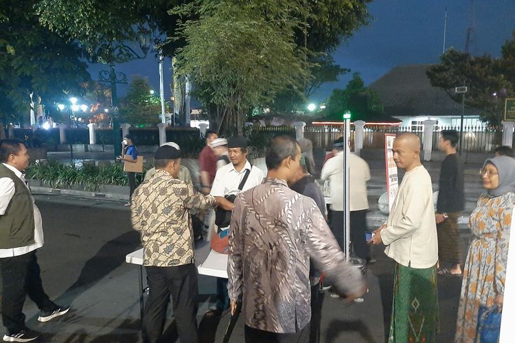 Warga diperiksa sebelum masuk ke halaman depan Gedung Agung Yogyakarta untuk mengikuti Shalat Idul Adha.