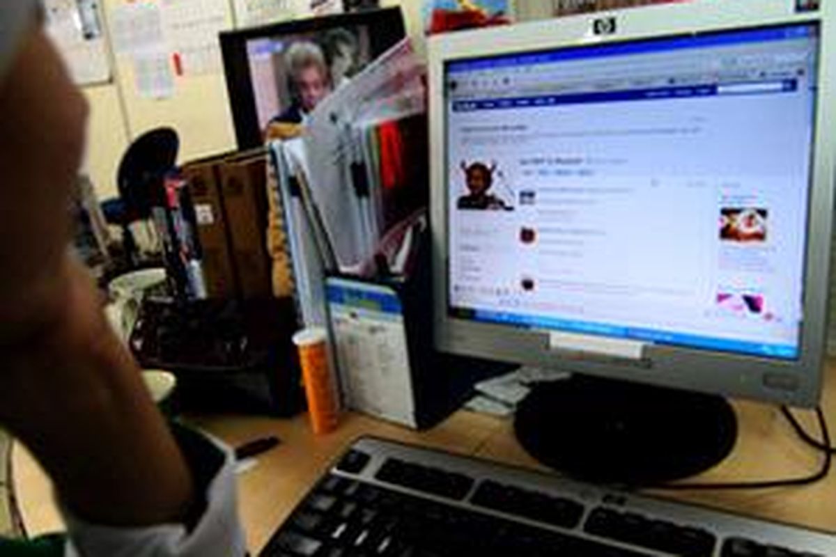 Halaman Say No!!! to Megawati di situs perkawanan Facebook sudah menjaring lebih dari 35 ribu anggota dalam beberapa hari terakhir. Bawaslu mengatakan fenomena ini tak dapat digolongkan sebagai kampanye hitam dan sulit untuk dijerat dengan pasal dalam UU Pemilu.