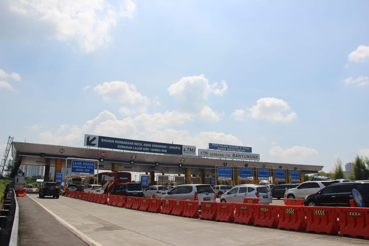 Situasi Gerbang Tol Banyumanik Semarang, Jawa Tengah, pada Sabtu (7/5/2022).