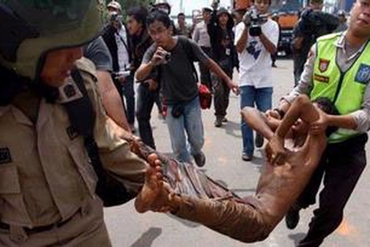 Warga terluka saat bentrok dengan satpol pp saat pembongkaran kompleks makam Mbah Priuk di Koja, Jakarta Utara, Rabu (14/4/2010). 