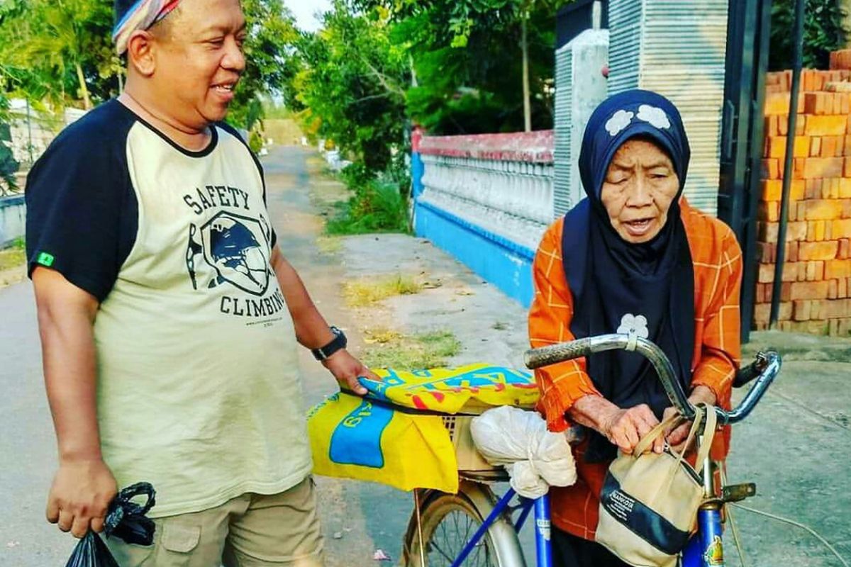 Salah satu kegiatan Roel Mustafa saat tengah membantu para janda tua dan miskin.