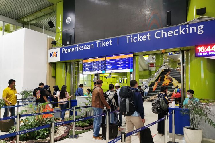 Tiket kereta api periode libur Natal dan Tahun Baru 2022/2023 sudah terjual 22.000 untuk periode keberangkatan 22-26 Desember 2022.