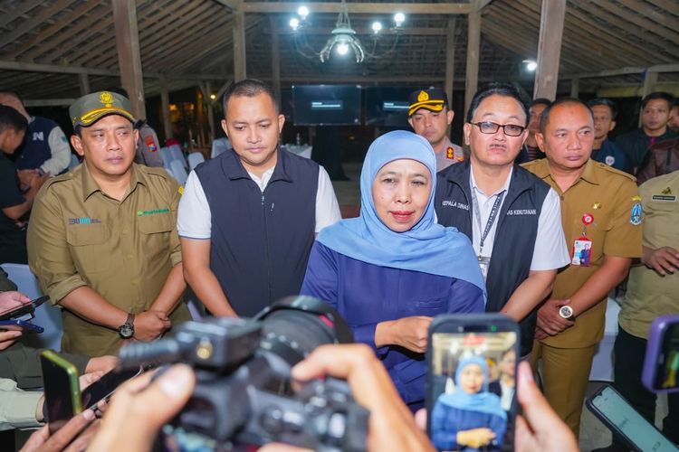 Khofifah Sebut Angin Kencang Jadi Pemicu 5 Petugas Pemadam Karhutla Bromo Meninggal
