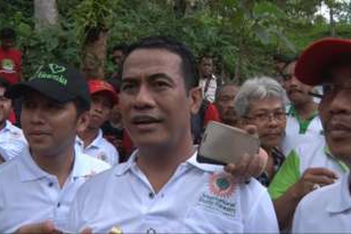 Mentan Andi Amran Sulauman saat mencangankan Hutan Durian Internasional di Trenggalek