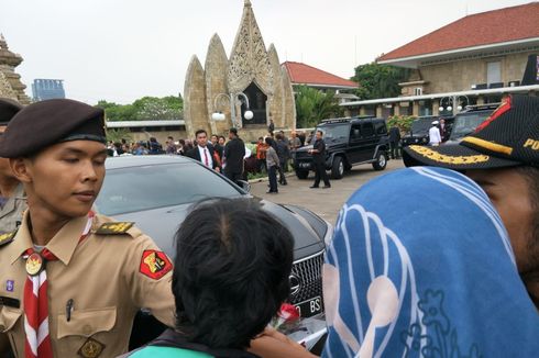 Warga Antre untuk Bersalaman dan Berikan Bunga kepada Keluarga SBY